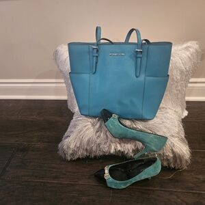 Barely worn white house black market Turquoise and black heels